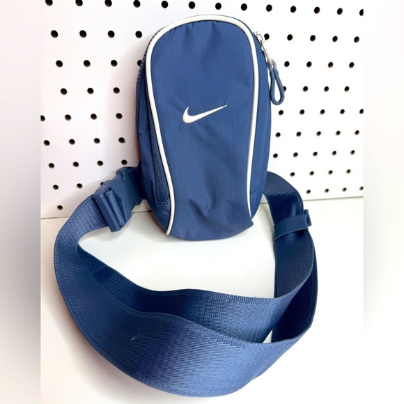 Nike Sportswear Essentials Adut Unisex Crossbody Bag
(1L) One Size Belt Bag Blue - Picture 1 of 13